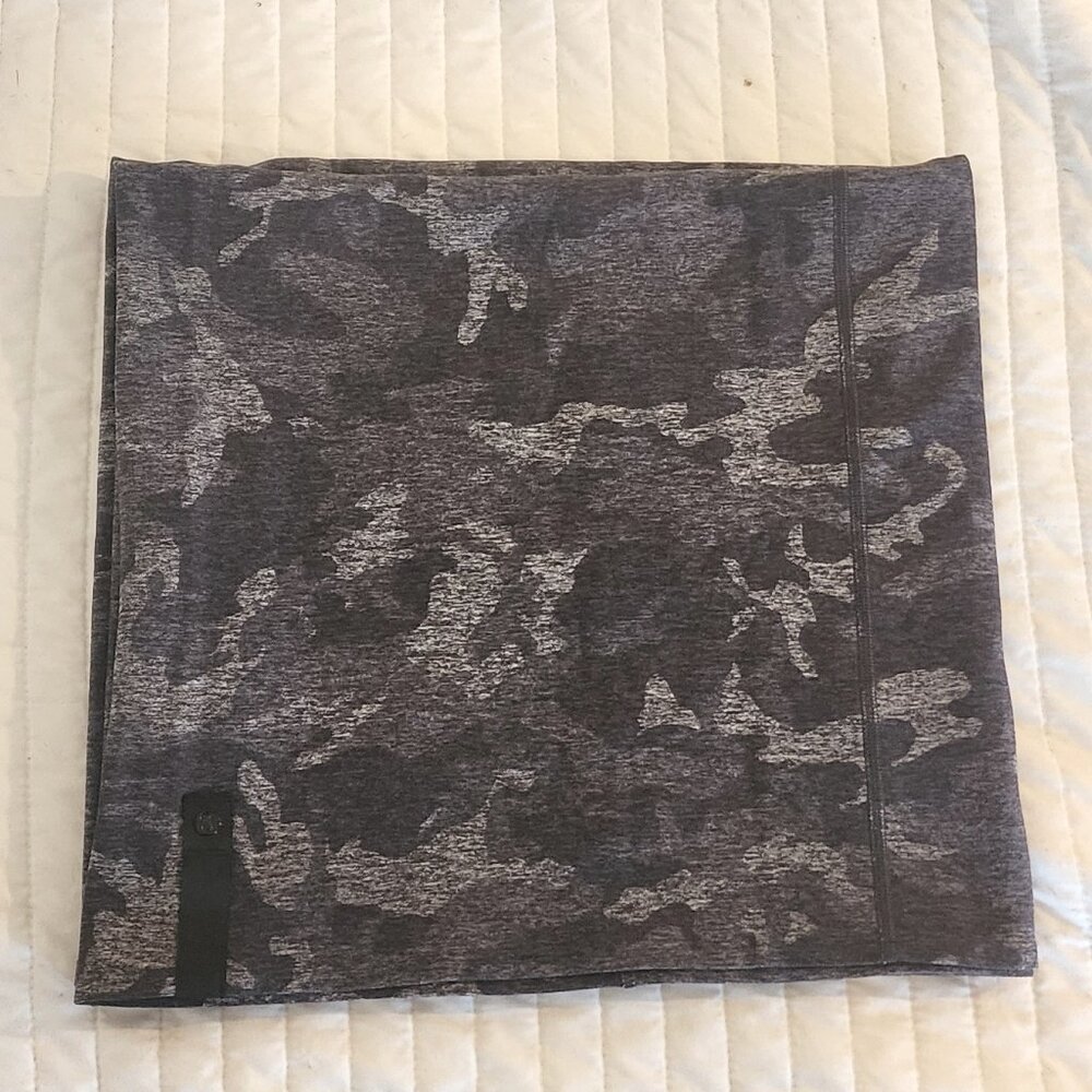 Lululemon Vinyasa Scarf, Black/Gray Camo - NEW W/OUT TAGS
